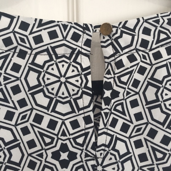 Merona Geometric Blouse with Keyhole Back Size XS - Picture 4 of 5